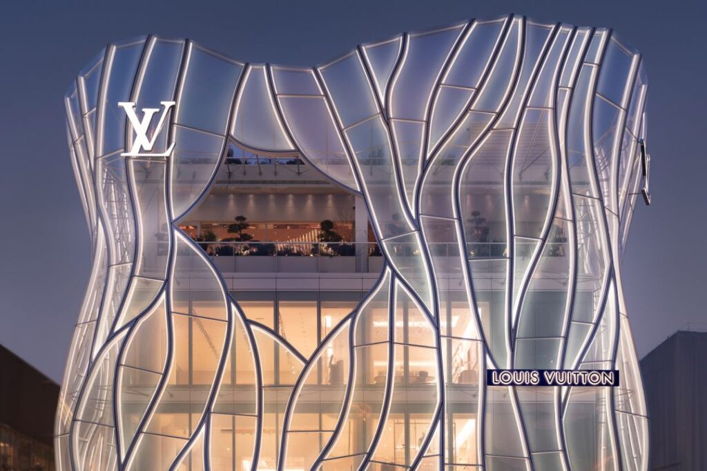 لویی ویتون پکن؛ چهار طبقه شفاف مثل بال‌های شب‌پره