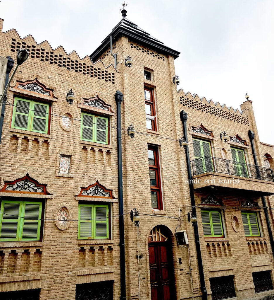 خانه‌ای یکتا در تهران با پنجره‌های سبز و آجرهای خوردنی‌اش