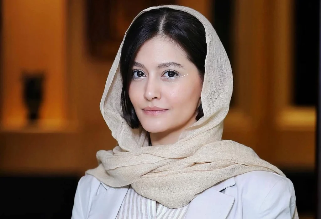 چیدمان سالن آرایش خانم پردیس احمدیه؛ ماساژ به صرف ادا