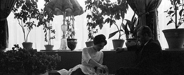 محمدرضا پهلوی در کنار فرح؛ یک اتاق پر از گل و یک راحتی کلاسیک