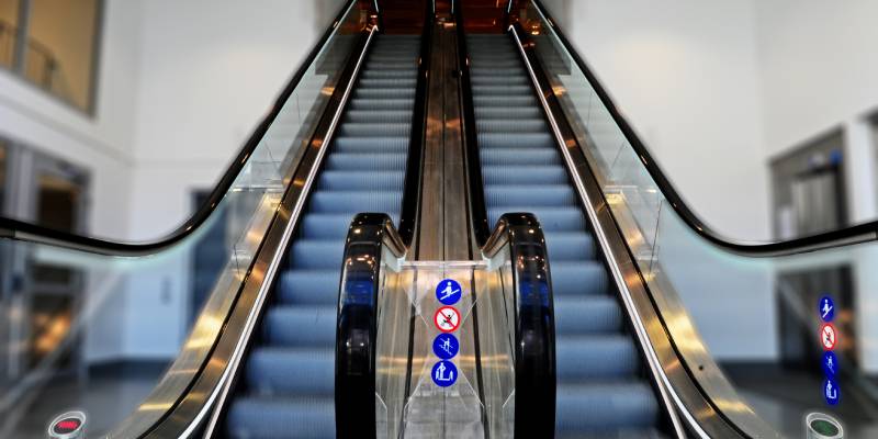 باگ خطرآفرین؛ پله‌برقی در یک دانشگاه با سرعت نور حرکت کرد!