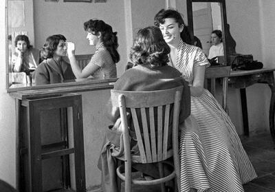 ۷۰ سال قبل در تهران؛ چیدمان یک آرایشگاه زنانه و یک خیاط‌خانه