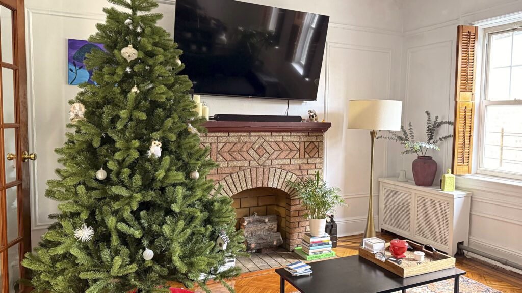 بامزه‌ترین درخت کریسمس جهان با یک دهکده برفی بامزه