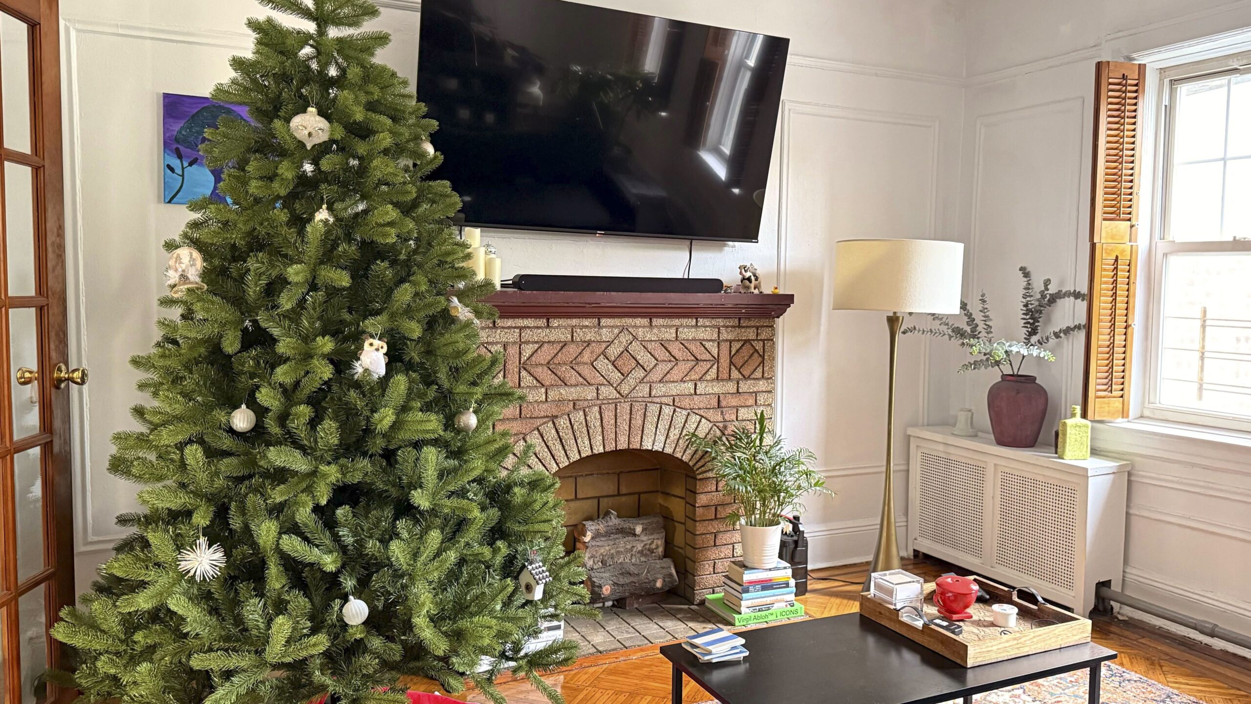 بامزه‌ترین درخت کریسمس جهان با یک دهکده برفی بامزه