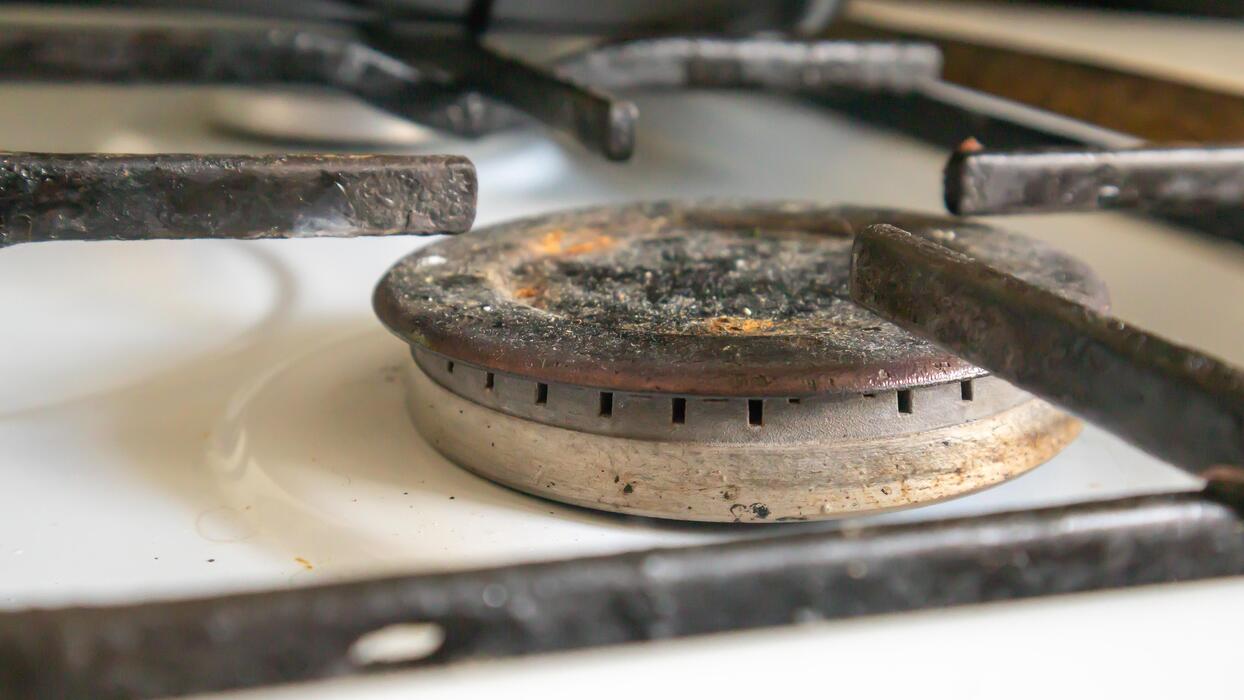 جوش شیرین و لیمو؛ دوای درد اجاق گاز کثیف خانه