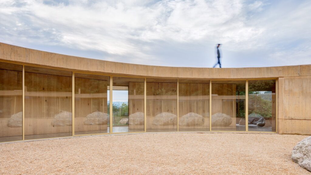 ۵ خانه شگفت‌انگیز در نوامبر ۲۰۲۵؛ ویلای حلقه‌ای مکزیک تا خانه کاه‌گلی هند!