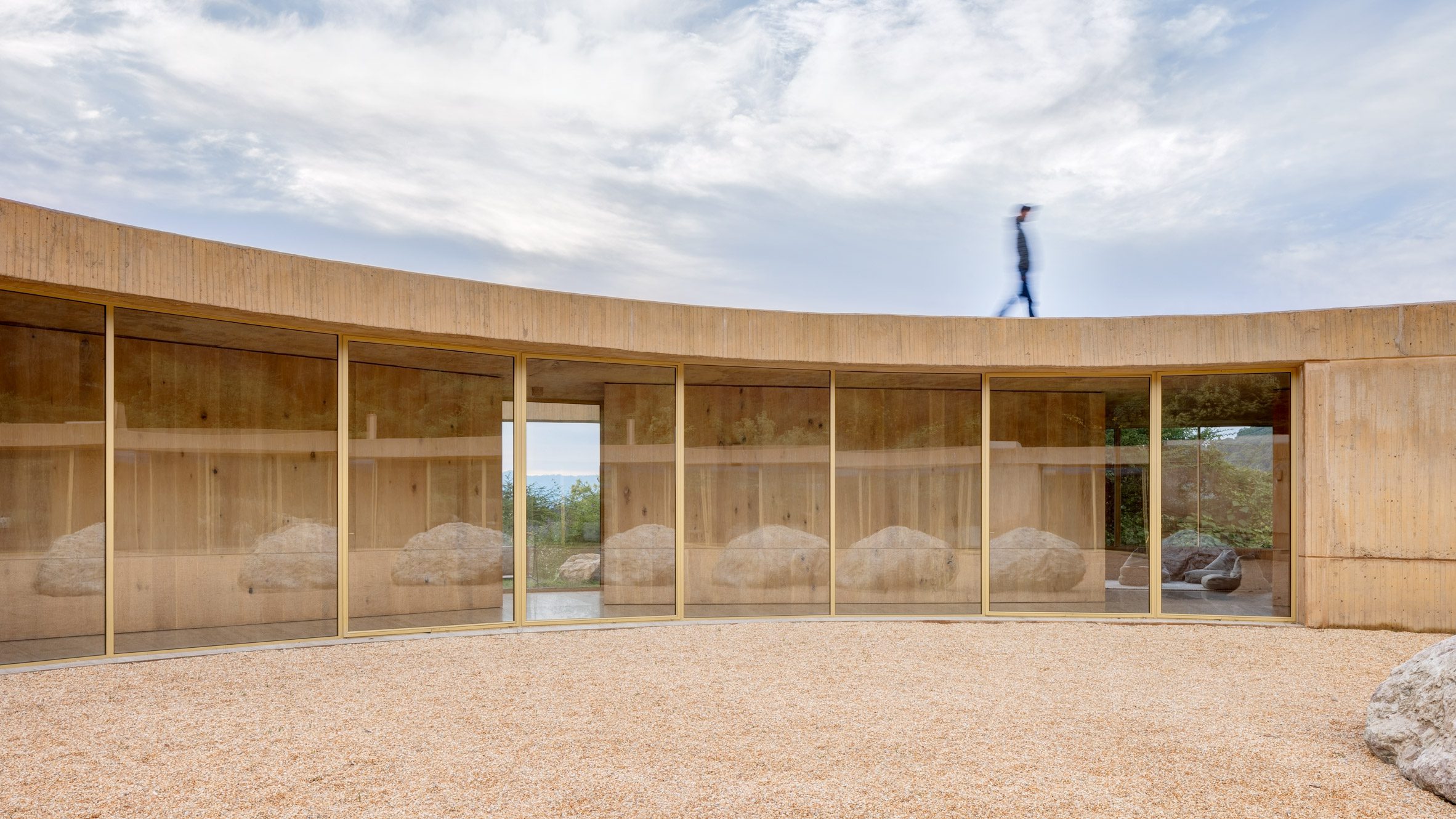 ۵ خانه شگفت‌انگیز در نوامبر ۲۰۲۵؛ ویلای حلقه‌ای مکزیک تا خانه کاه‌گلی هند!