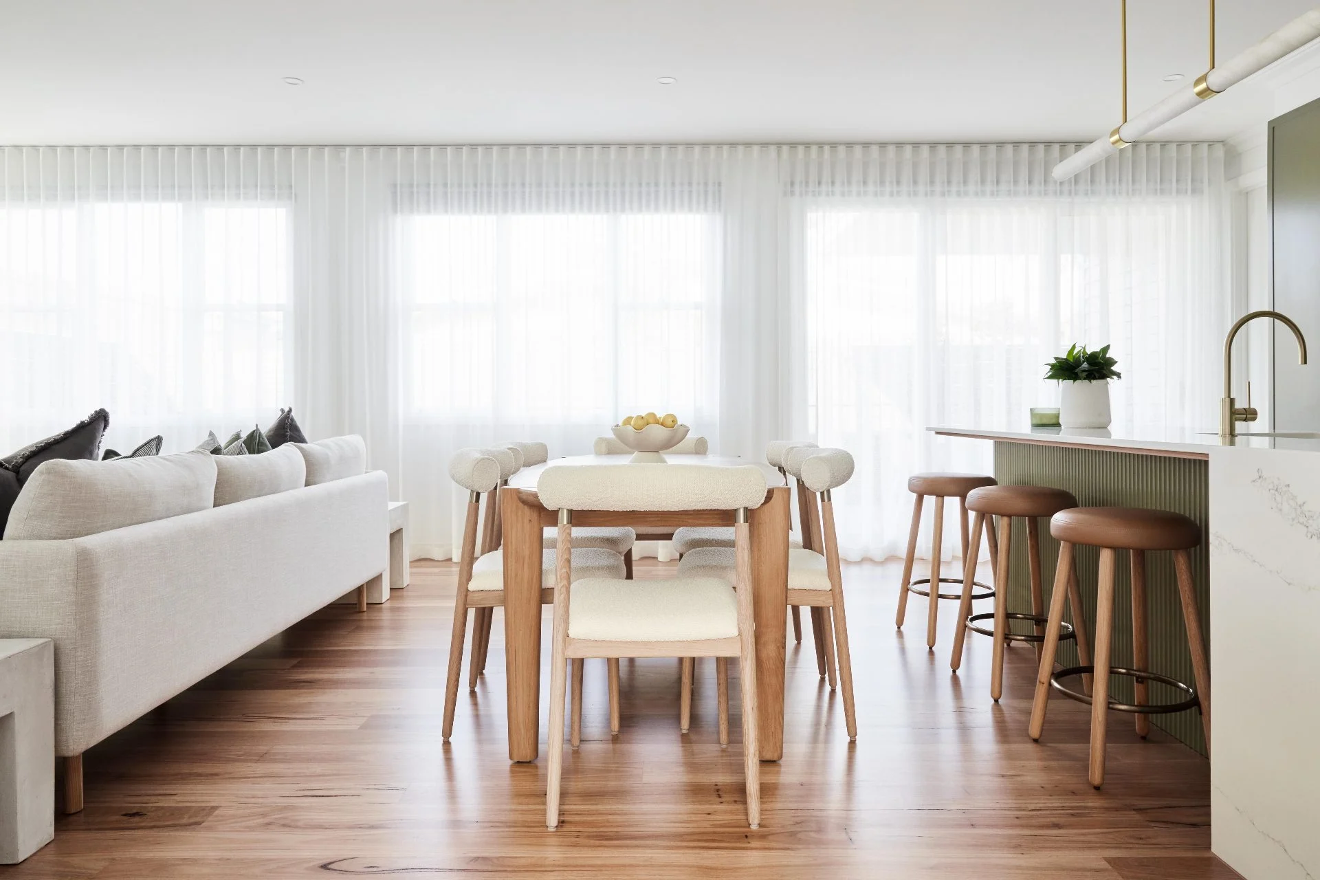 تمام چیزهایی که قبل خرید مبل و میز ناهارخوری باید بدانید