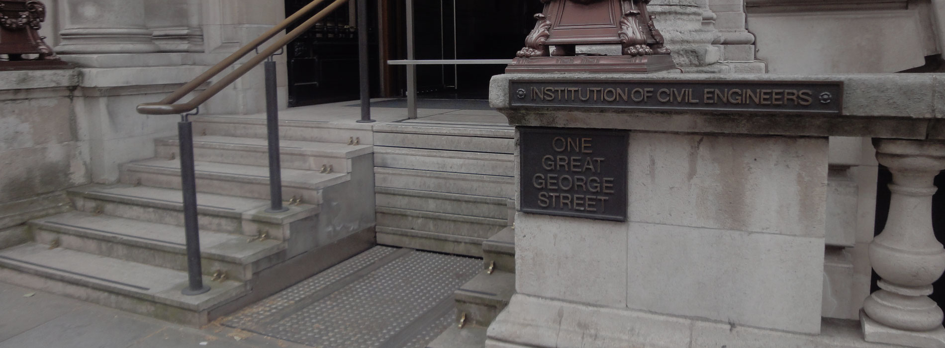 انقلابی برای معلولان و سالمندان؛ پله‌هایی که در چند ثانیه به بالابر تبدیل می‌شوند!