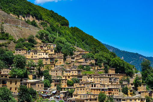 یک مدل سنگ نمای زشت که در حال بلعیدن تمام گیلان است