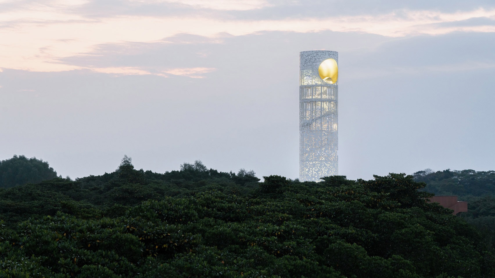 شاهکار معماری چینی در دل جنگل؛ چینی‌ها ماه را در قفس کردند!