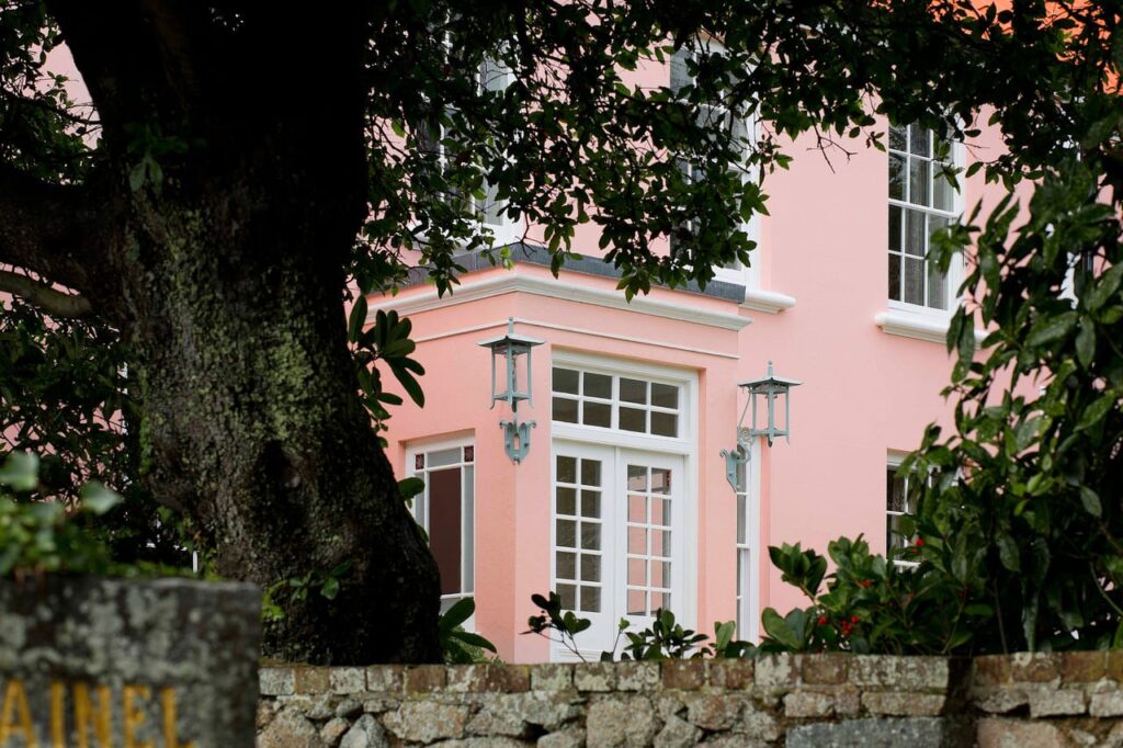 خانه‌ای صورتی در کامرانیه که انگار یک کیک تولد است