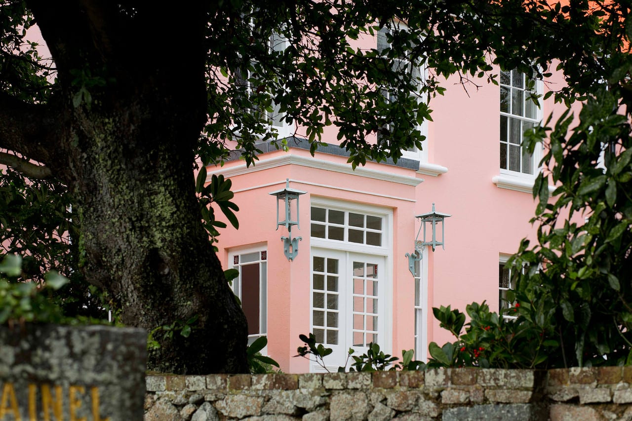 خانه‌ای صورتی در کامرانیه که انگار یک کیک تولد است