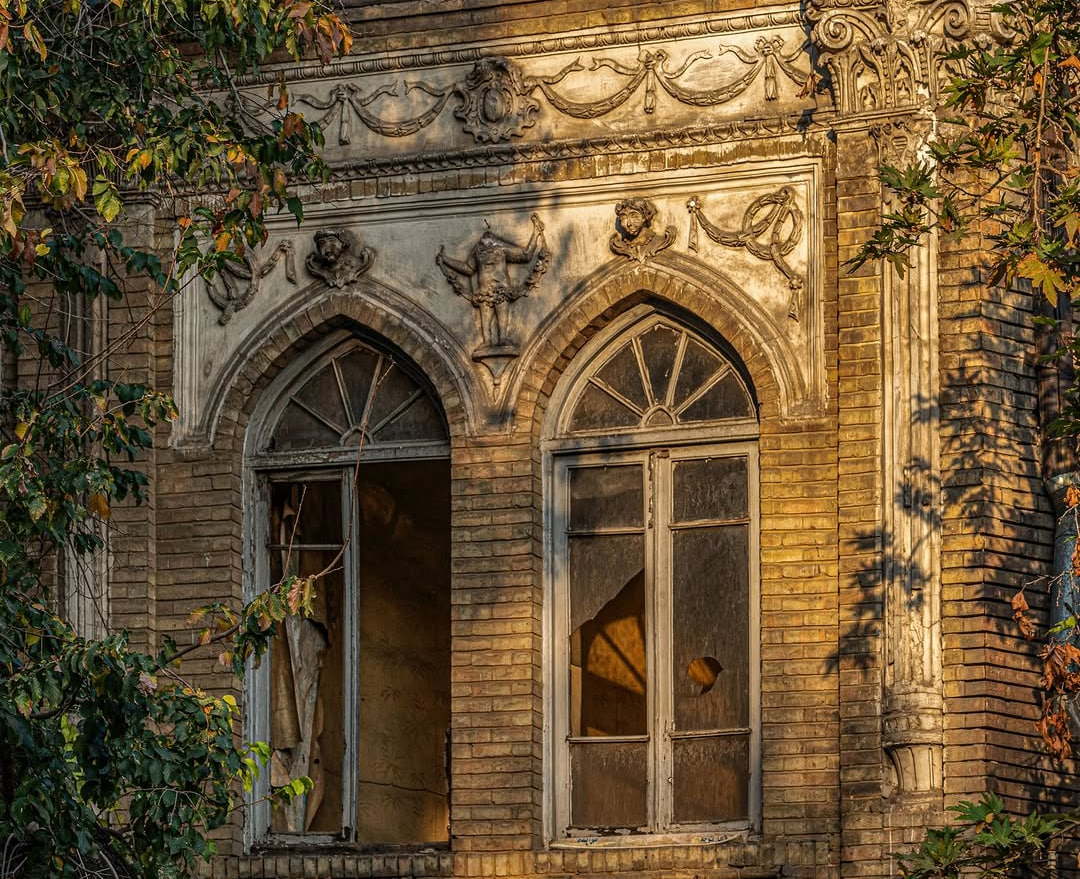 گچ‌بری‌های ظریف، کاشی‌های اروپایی، خانه‌ای به زیبایی تمام تاریخ