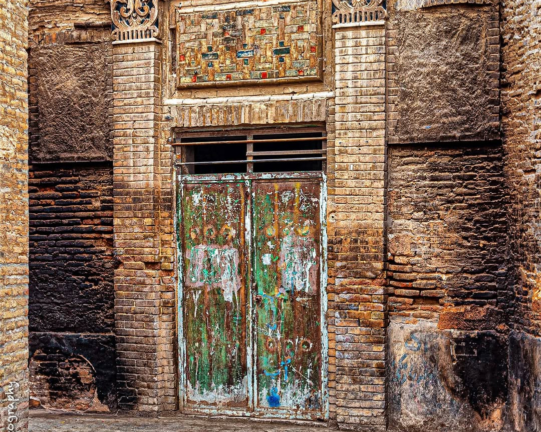 مثل یک کارت پستال، خانه‌‌ای که مقابل تمام سیاهی‌ها ایستاد