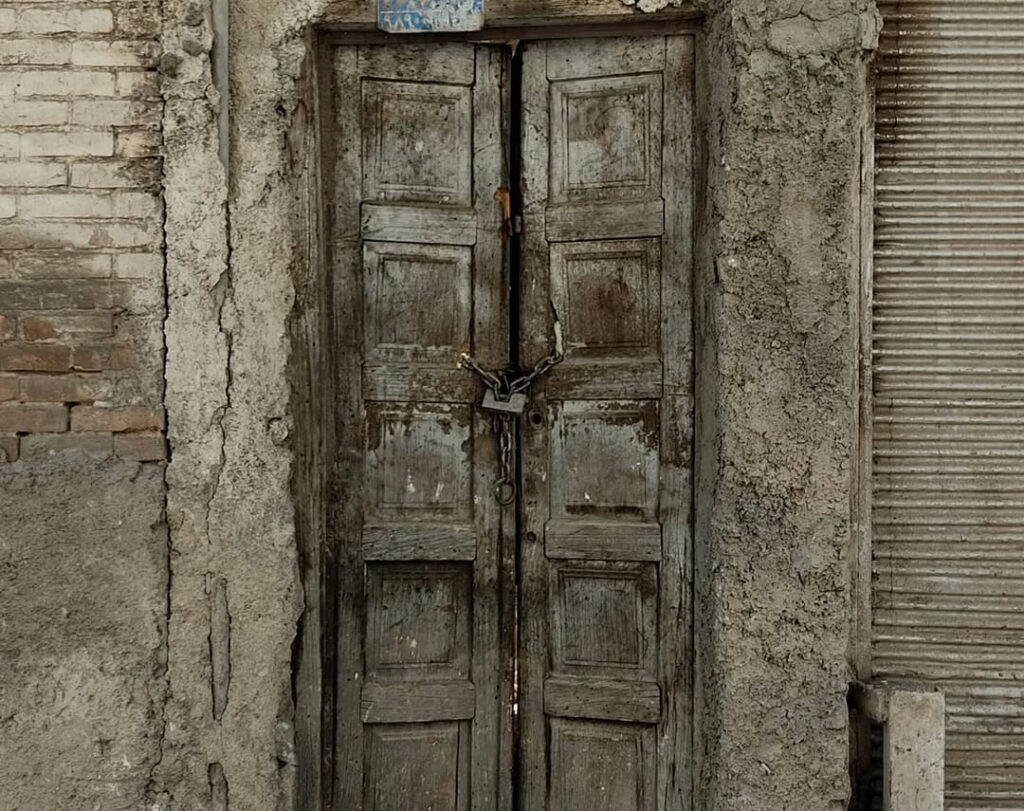 خانه پلاک سه؛ سال‌هاست کسی درب این خانه را نزده است