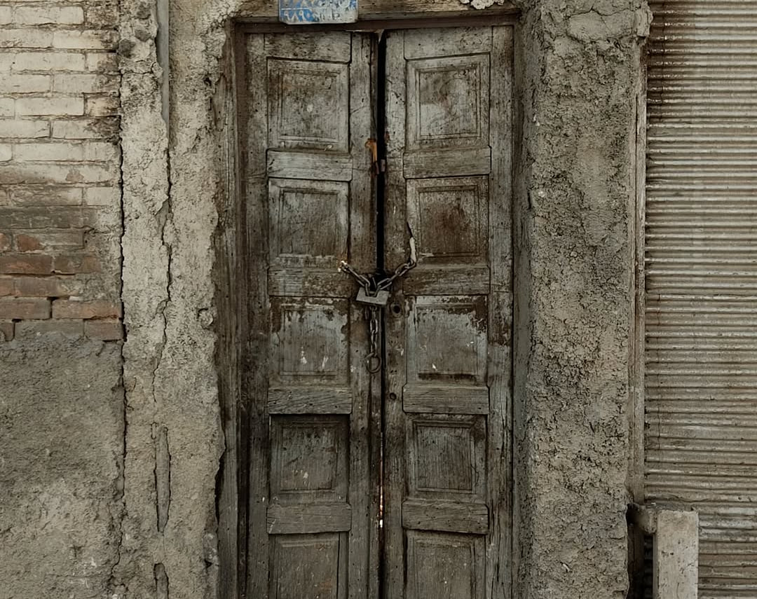 خانه پلاک سه؛ سال‌هاست کسی درب این خانه را نزده است