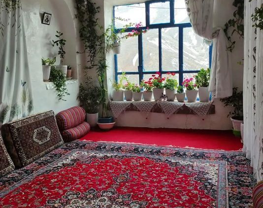 ما آن فرش و اتاق پذیرایی را زمین فوتبال کرده بودیم، این هم سندش