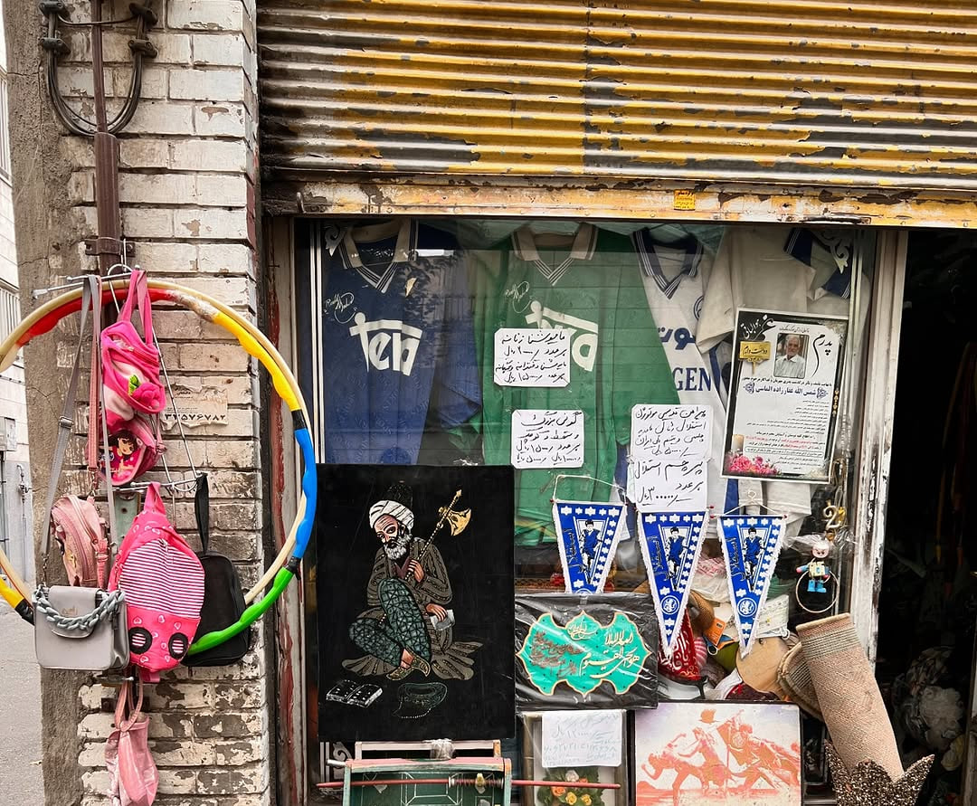 کرکره و ویترین مغازه‌ای که در ۵۰ سال پیش مانده است