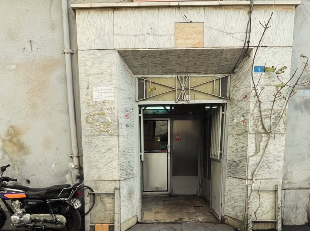 تهران پلاک یک؛ ساختمانی که بیشتر از هر جا بوی نم و خاطره می‌دهد