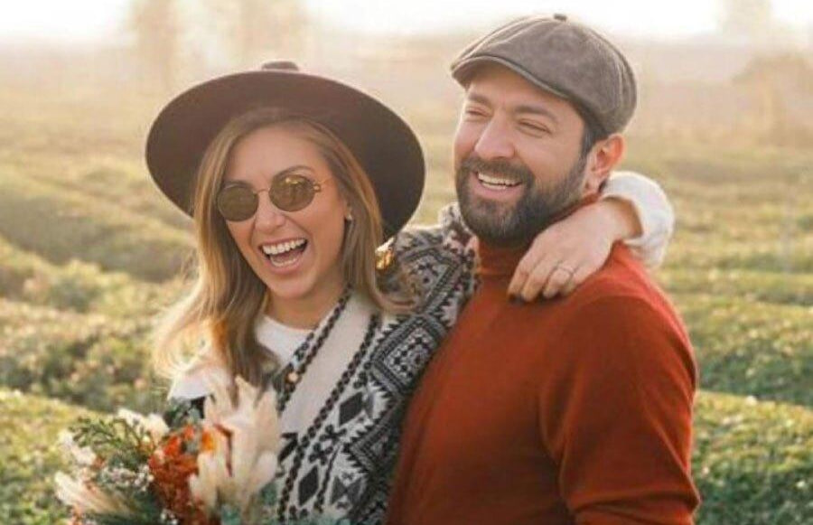 چیدمان مینی‌مال شب یلدا در کافه بهرام رادان و مینا مختاری