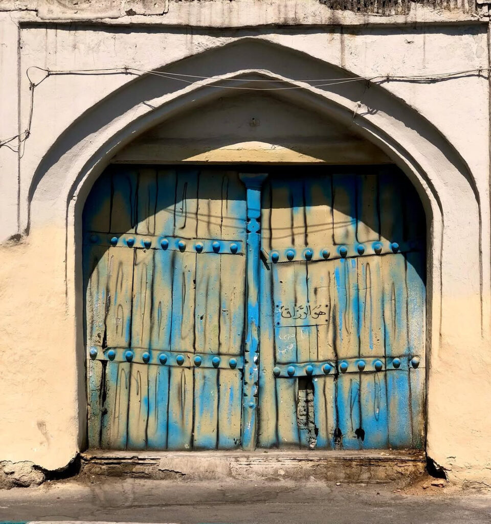 ۱۱ در زیبا که زبان دارند و تا فردا برای عابران قصه می‌گویند