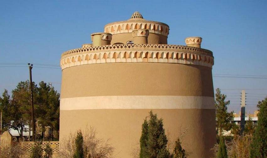 برج سه طبقه‌ای در میبد که 4 هزار آشیانه در آن ساخته شده