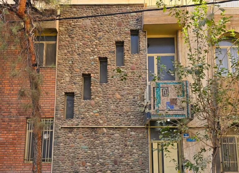 نمای جالب یک خانه در نارمک شبیه به یک تابلوی نقاشی