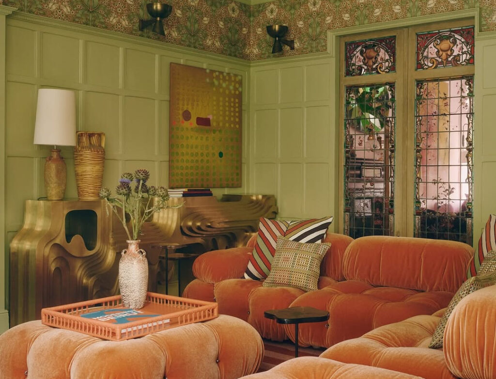 بازی جسورانه‌ رنگ‌ها در یک خانه قدیمی؛ خانه‌ای پررنگ اما یکدست!