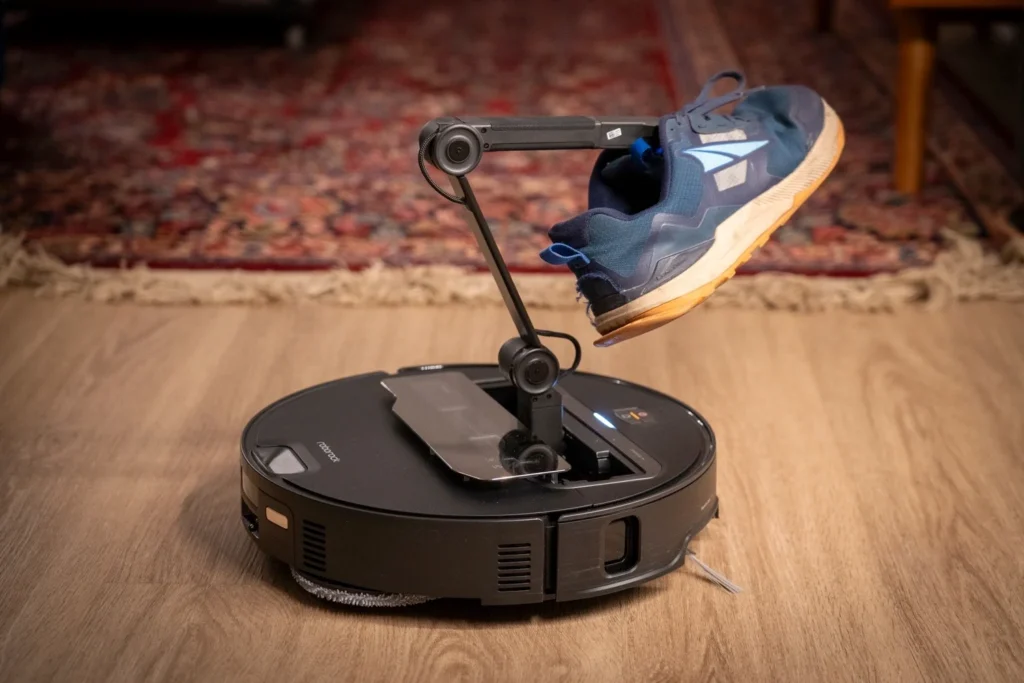این جاروبرقی رباتیک دست دارد و وسایل را جا‌به‌جا می‌کند