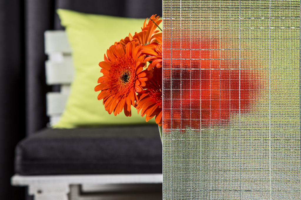 شیشه سیمی؛ نمی‌شکند و برای پارتیشن و در کابینت مناسب است