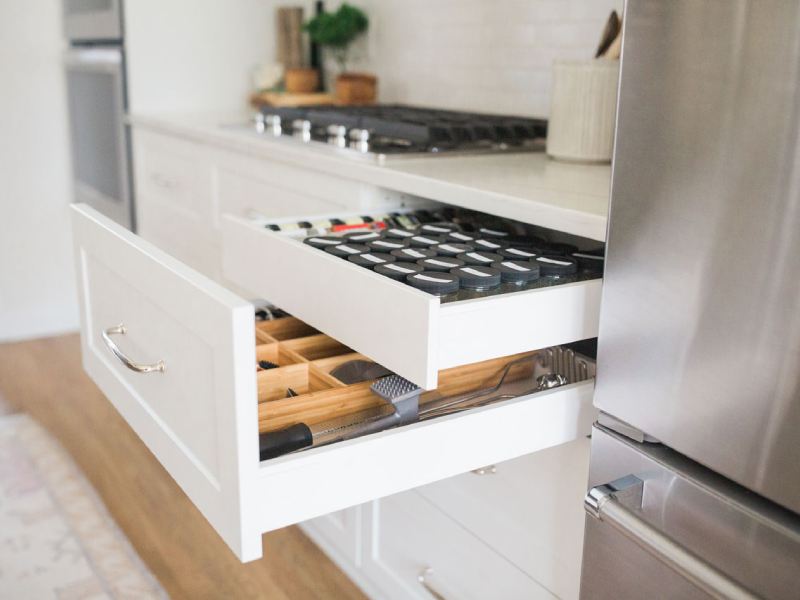 اگر کشوی کابینت همیشه نیمه‌باز است، این ترفند ساده نجات‌تان می‌دهد