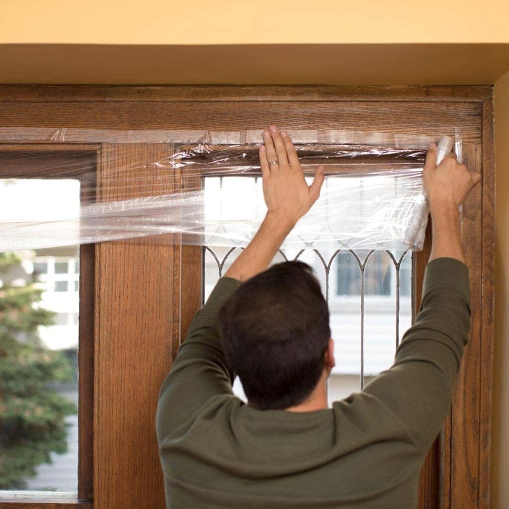 چند سانت نوار سلفون نفوذ سرما به خانه را صفر می‌کند