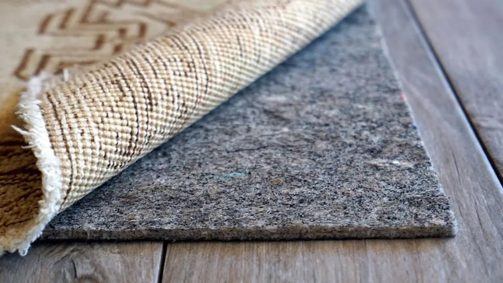 ارزان‌ترین ترفند برای جلوگیری از جمع‌شدن فرش از کف!