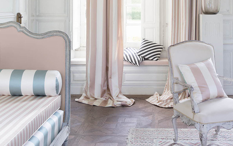 پارچه مبلی ساتن؛ از سالن‌های مجلل تا دکوراسیون منزل افراد مشهور