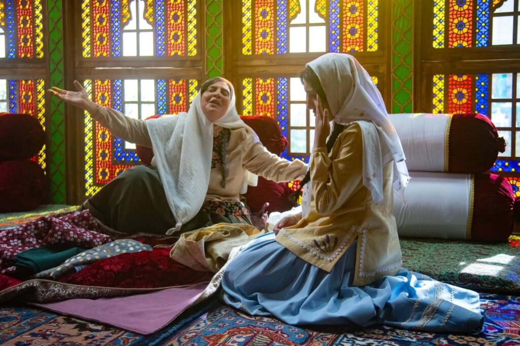 این بالشت‌ها و آن طاقچه؛ یک فریم دلتنگ‌کننده از بامداد خمار