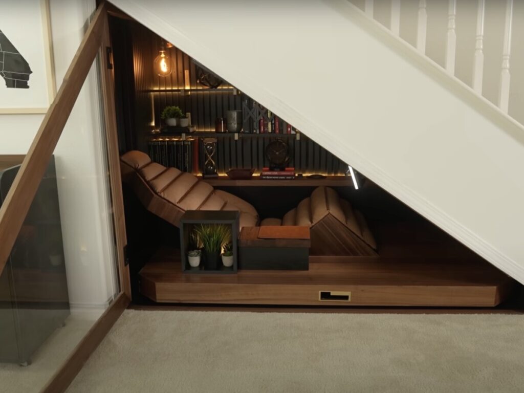 کوچکترین خانه جهان به یک دختر جوان کاملا منعطف رسید!