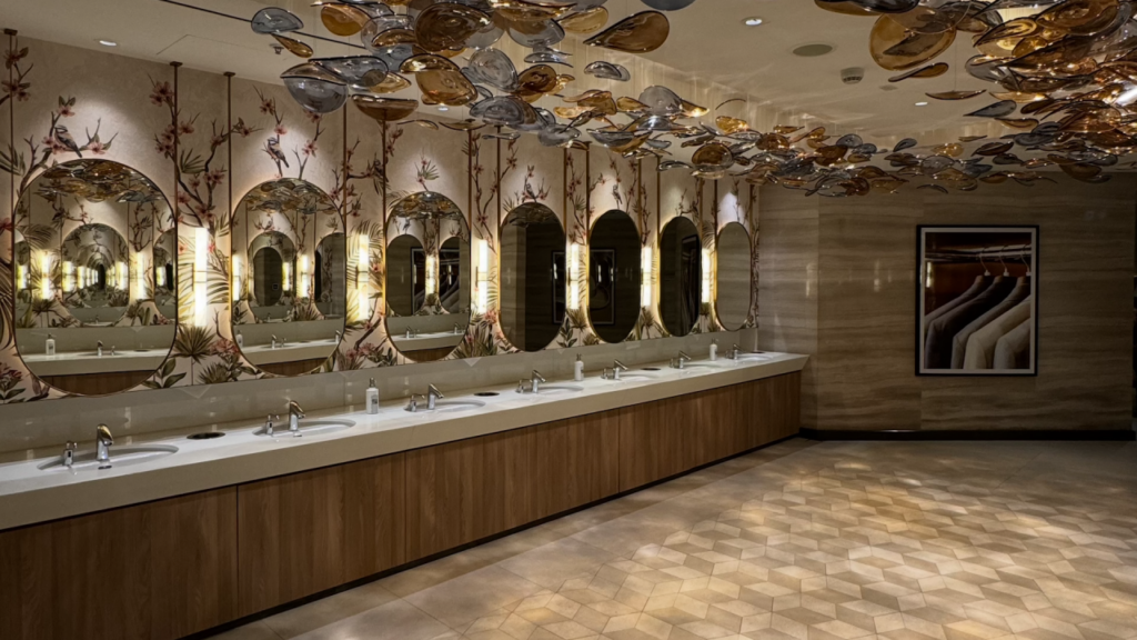 مرد ایرانی به خاطر شکوه و جلال یک توالت در دبی غش کرد