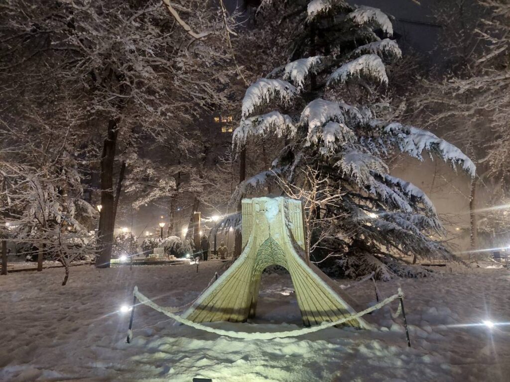 ترکیب بی‌نظیر برف با برج آزادی و چهلستون، شب ایران را روشن کرد