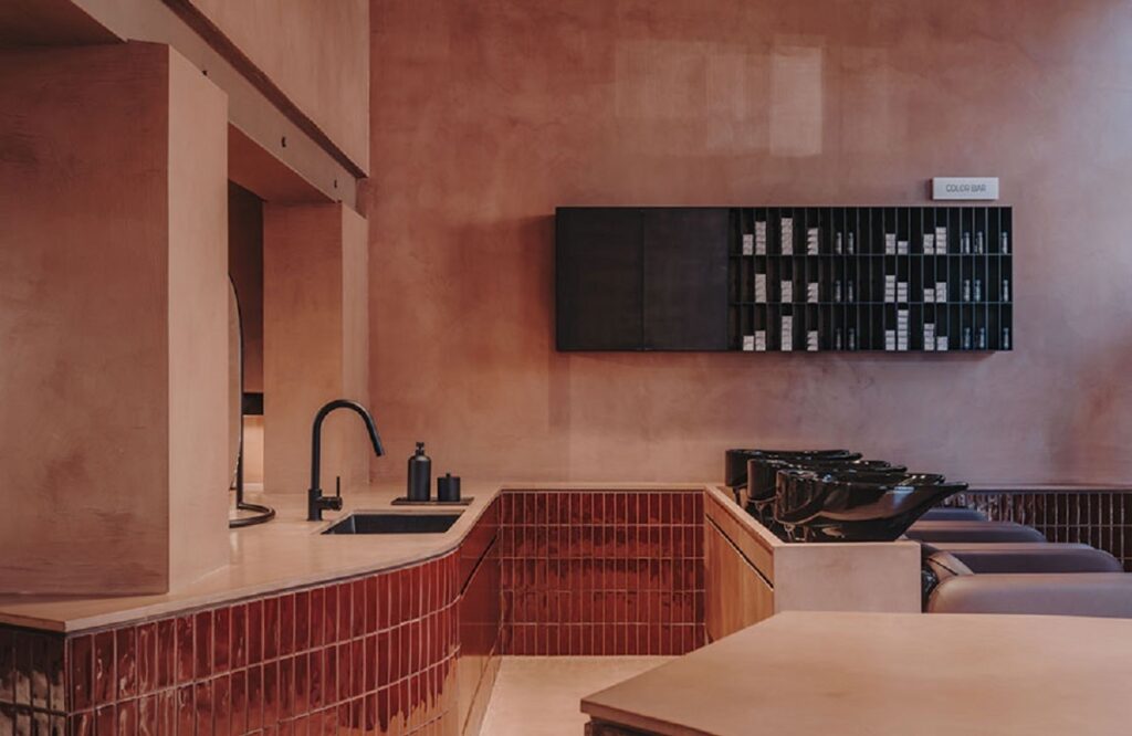 حتی طاس‌ها هم عاشق این سالن زیبایی می‌شوند!