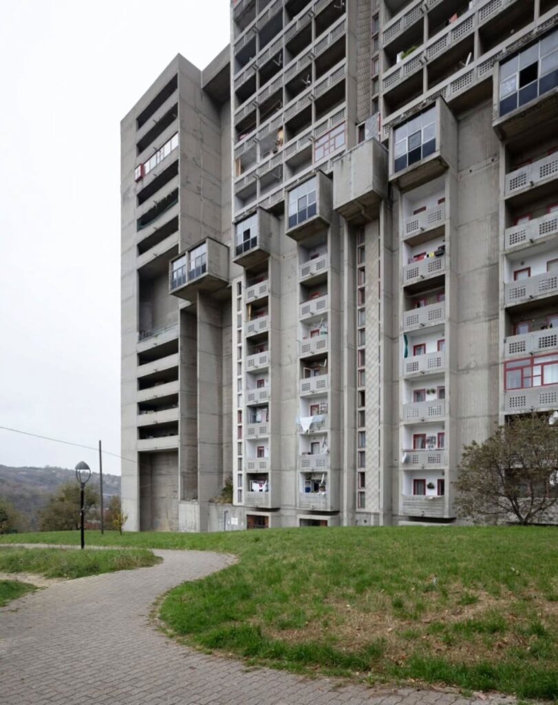 بروتالیسم کاملا خشن و بی‌رحم؛ نمای عجیب یک ساختمان بتنی