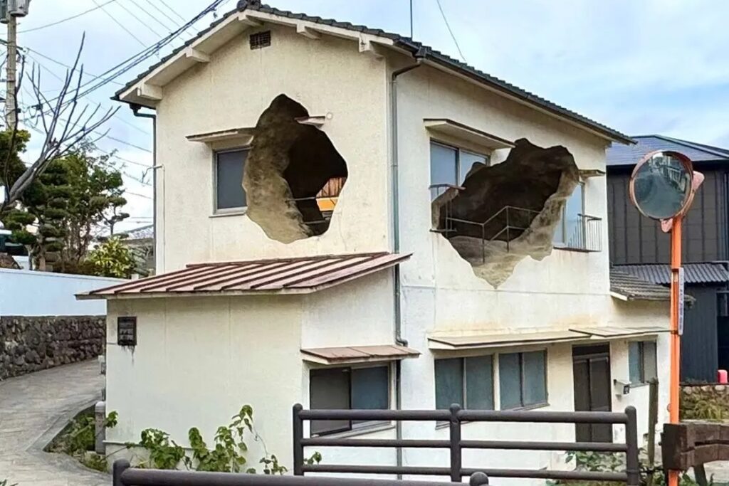 خانه‌ تکه‌تکه شده ژاپنی که شبیه به غار است!