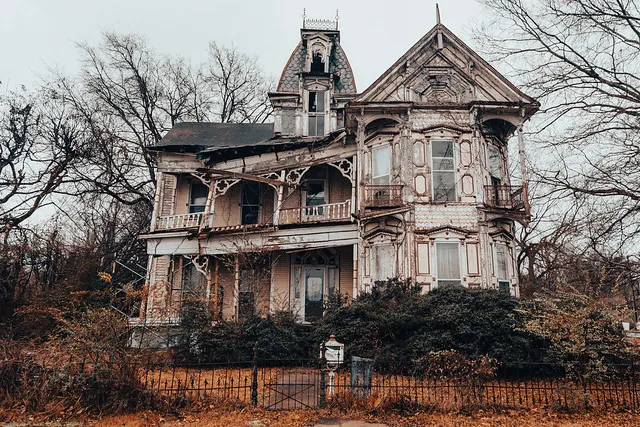 ۱۰ ویلای با شکوه اما ترسناک که این روزها متروکه شده‌اند