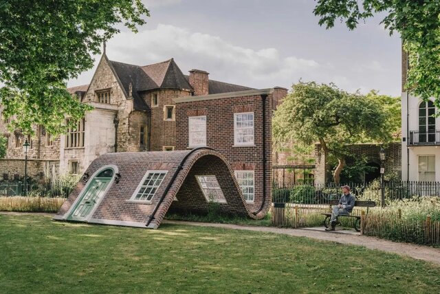 از خانه خم شده تا کتابخانه چرخان؛ عجیب‌ترین سازه‌های ۲۰۲۵!