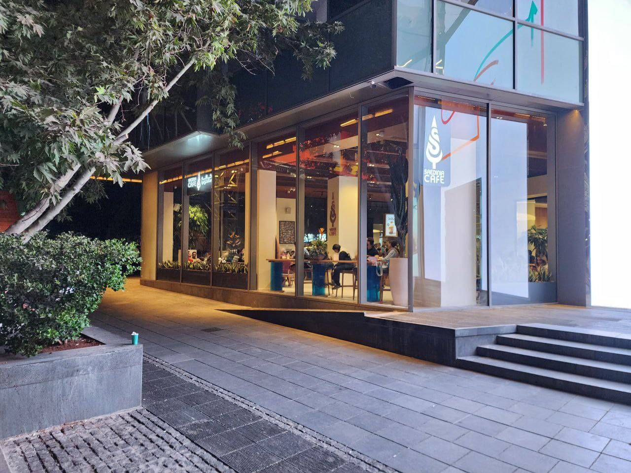 عجیب‌ترین دیزاین جهان را برای کافه معروف تهران نصب کردند!