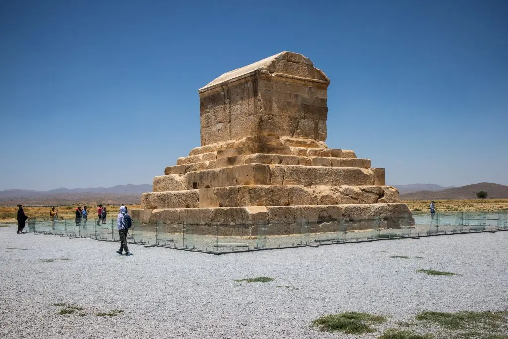 وای که اگر مقبره کوروش دقیقا این شکلی بازسازی شود