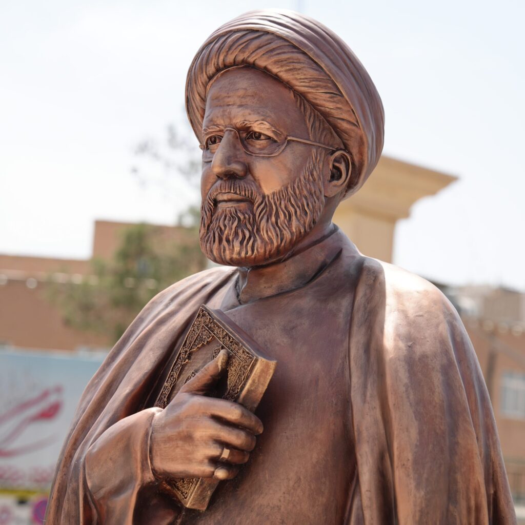 مجسمه یک میلیارد و شش متری شهید رئیسی سقوط کرد