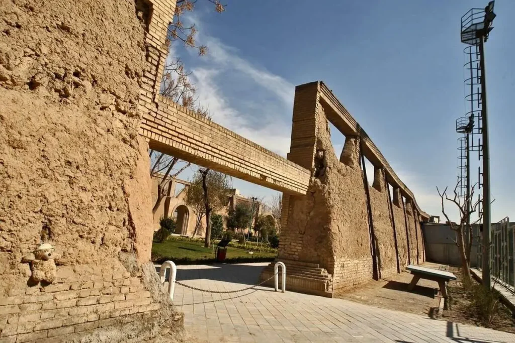 این دیوارهای کاهگلی در خانی‌آباد، یخچال طبیعی بوده‌اند