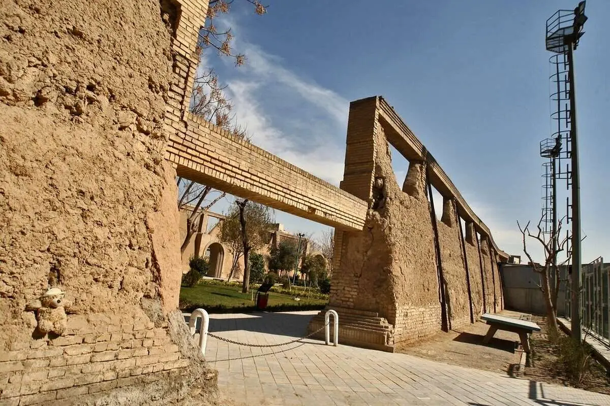 این دیوارهای کاهگلی در خانی‌آباد، یخچال طبیعی بوده‌اند