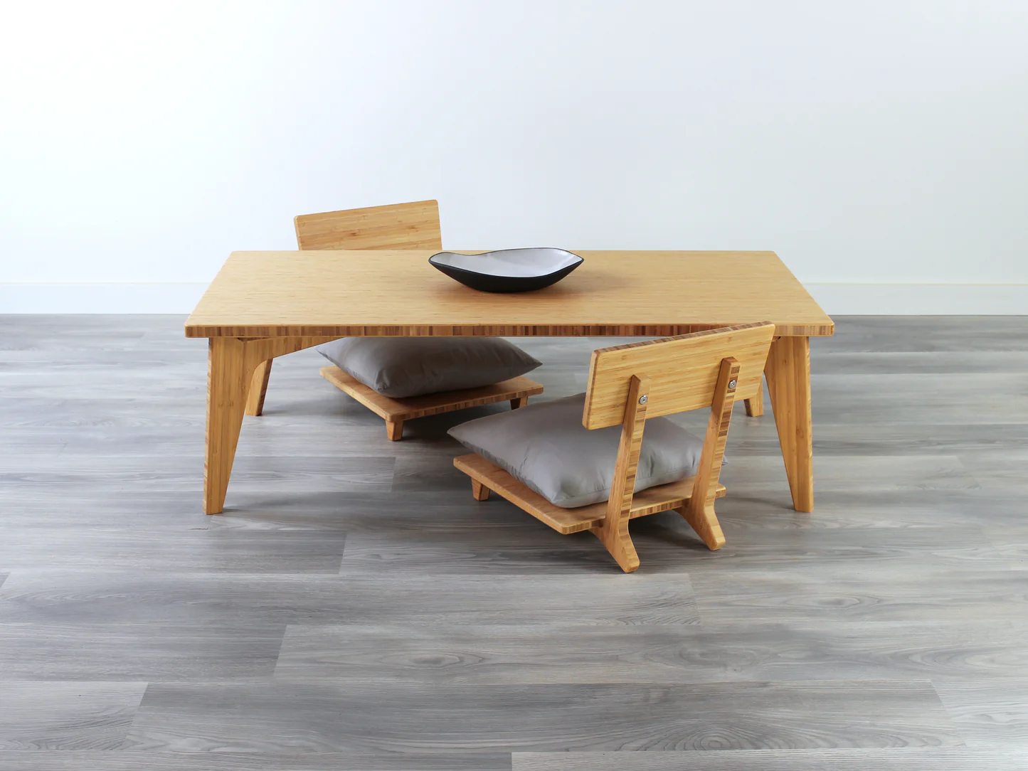 میز ناهارخوری بامزه‌ای که هم روی زمین هست و هم روی هوا